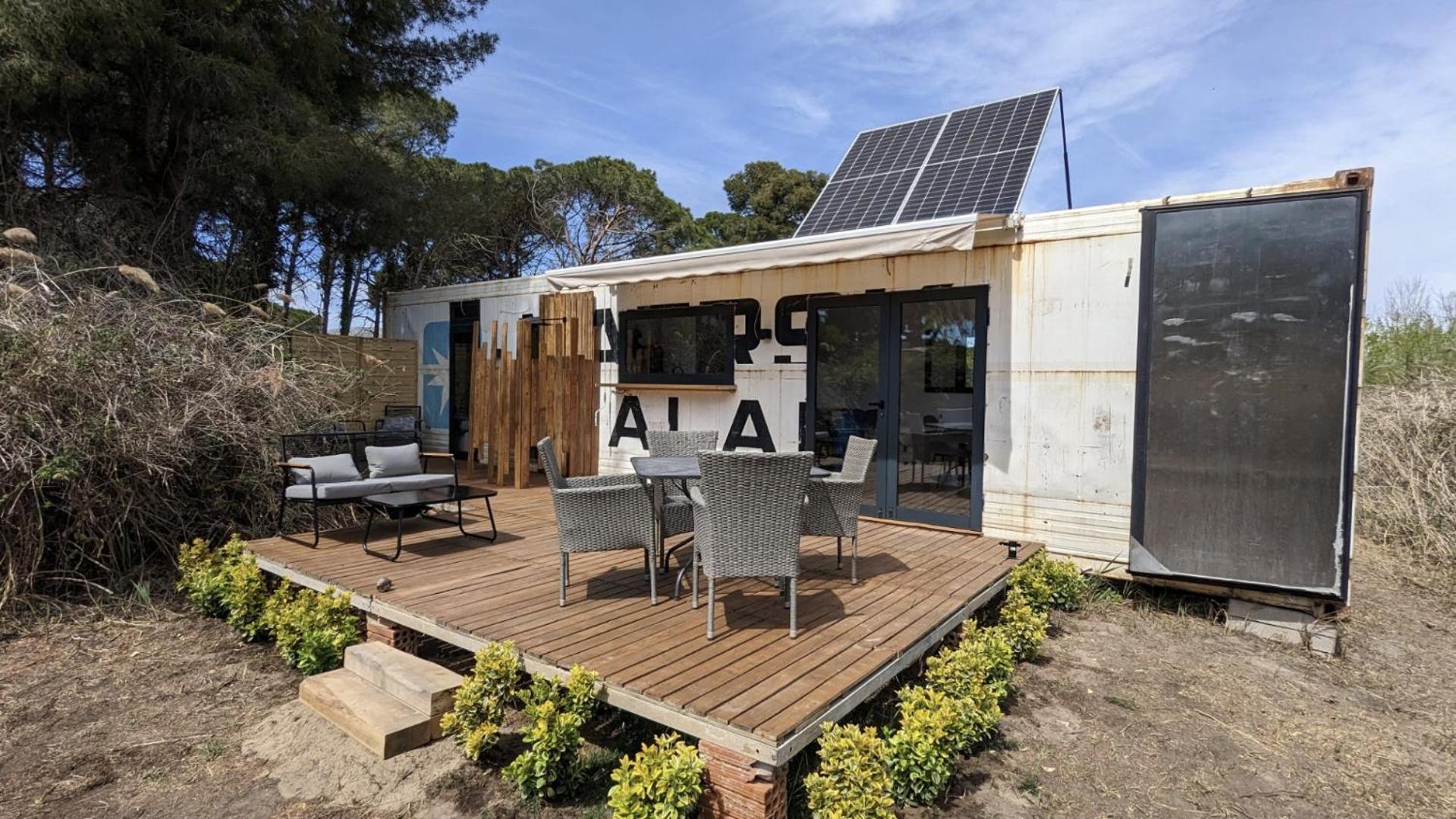 Cooltainer Retreat: Sustainable Coastal Forest Tiny House Near Barcelona Castelldefels Eksteriør billede