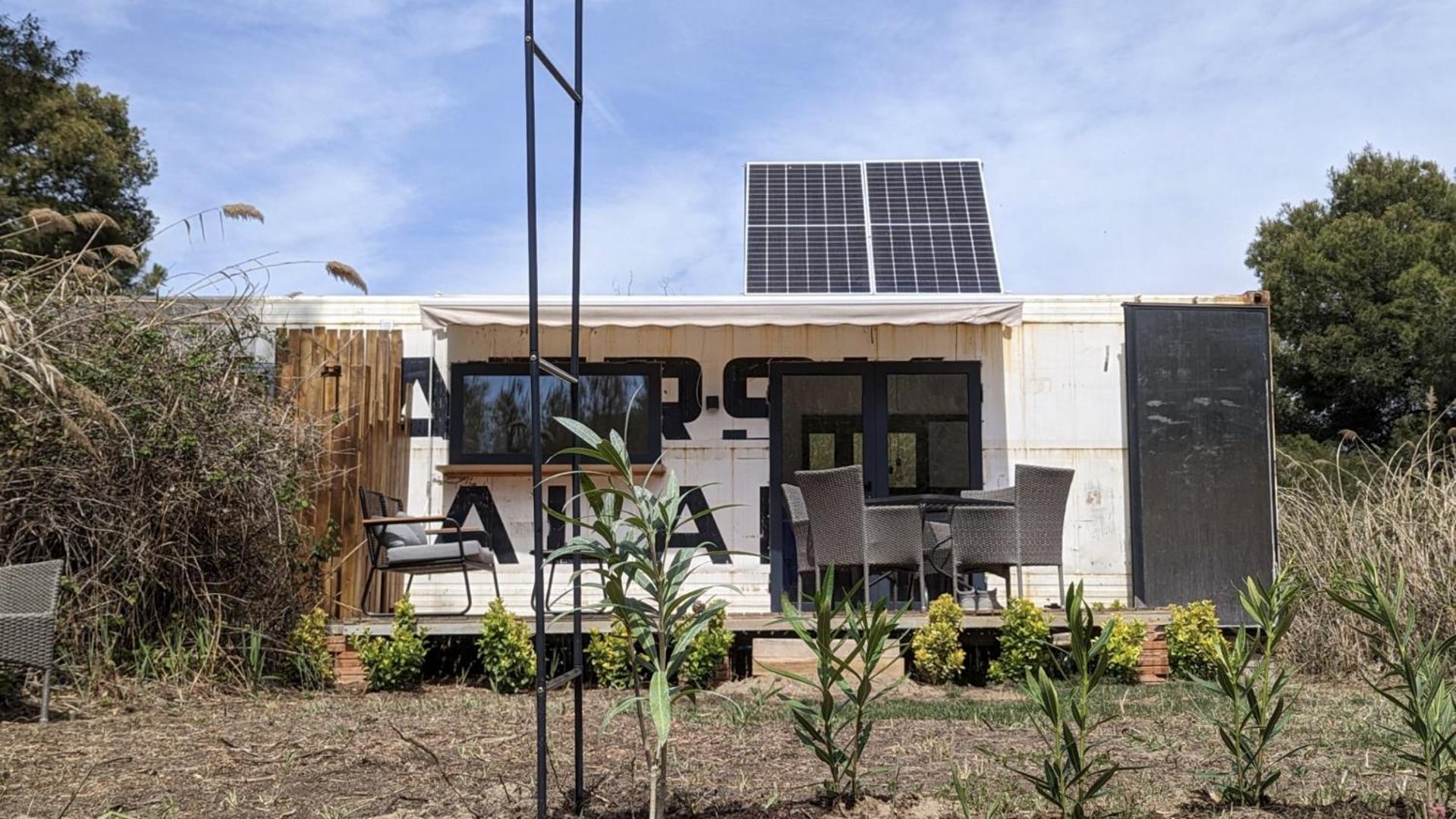 Cooltainer Retreat: Sustainable Coastal Forest Tiny House Near Barcelona Castelldefels Eksteriør billede